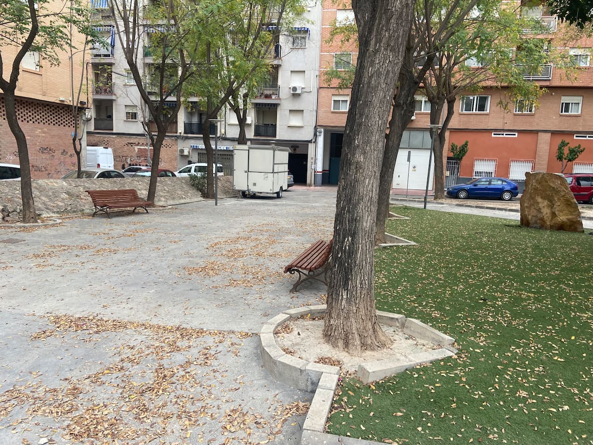 Denuncian inseguridad y problemas de convivencia en la Plaza de las Flores de Alcantarilla