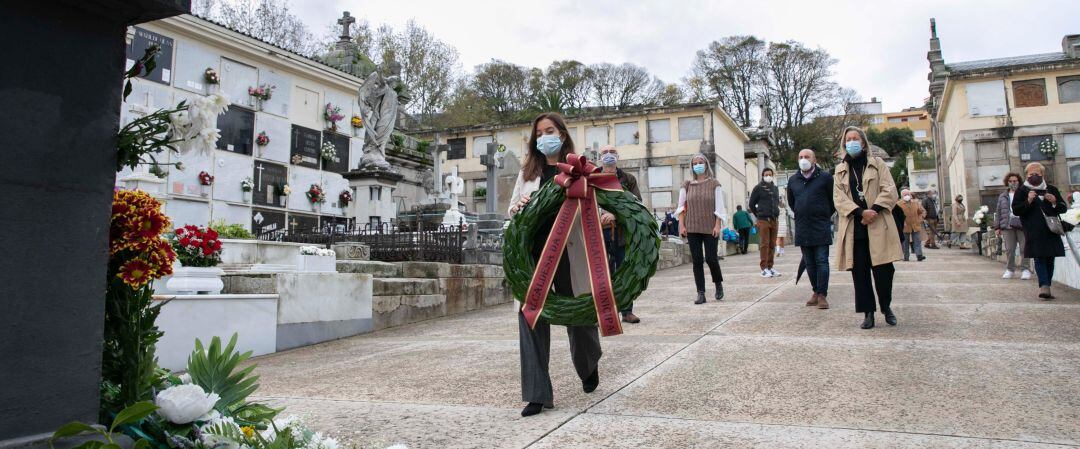 Inés Rey en el Día de Difuntos en el cementerio de San Amaro