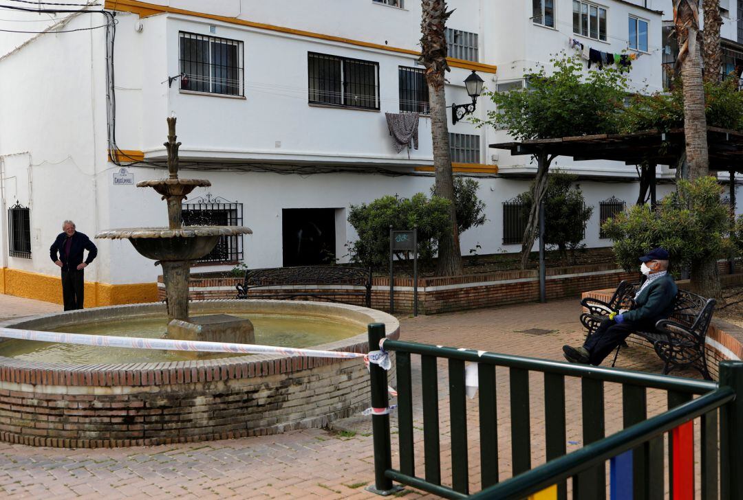 Dos ciudadanos conversan en una plaza de la ciudad de Ronda