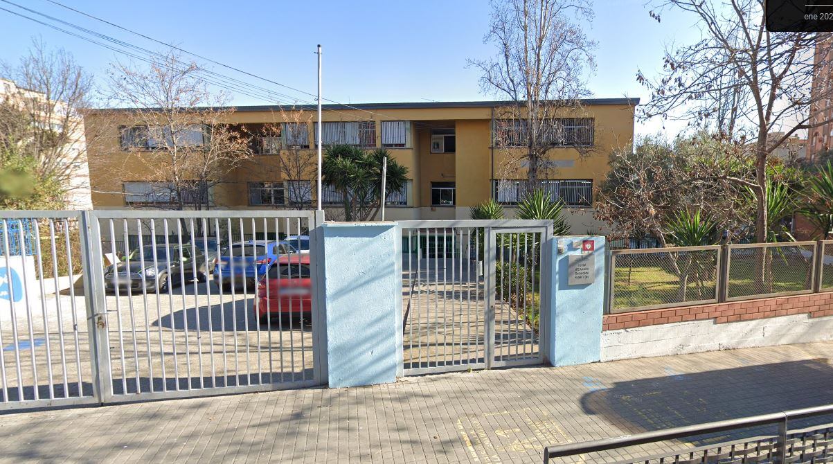 Un niño de 12 años apuñala a una compañera de clase en el instituto  Rubió i Ors de L&#039;Hospitalet de Llobregat (Barcelona)