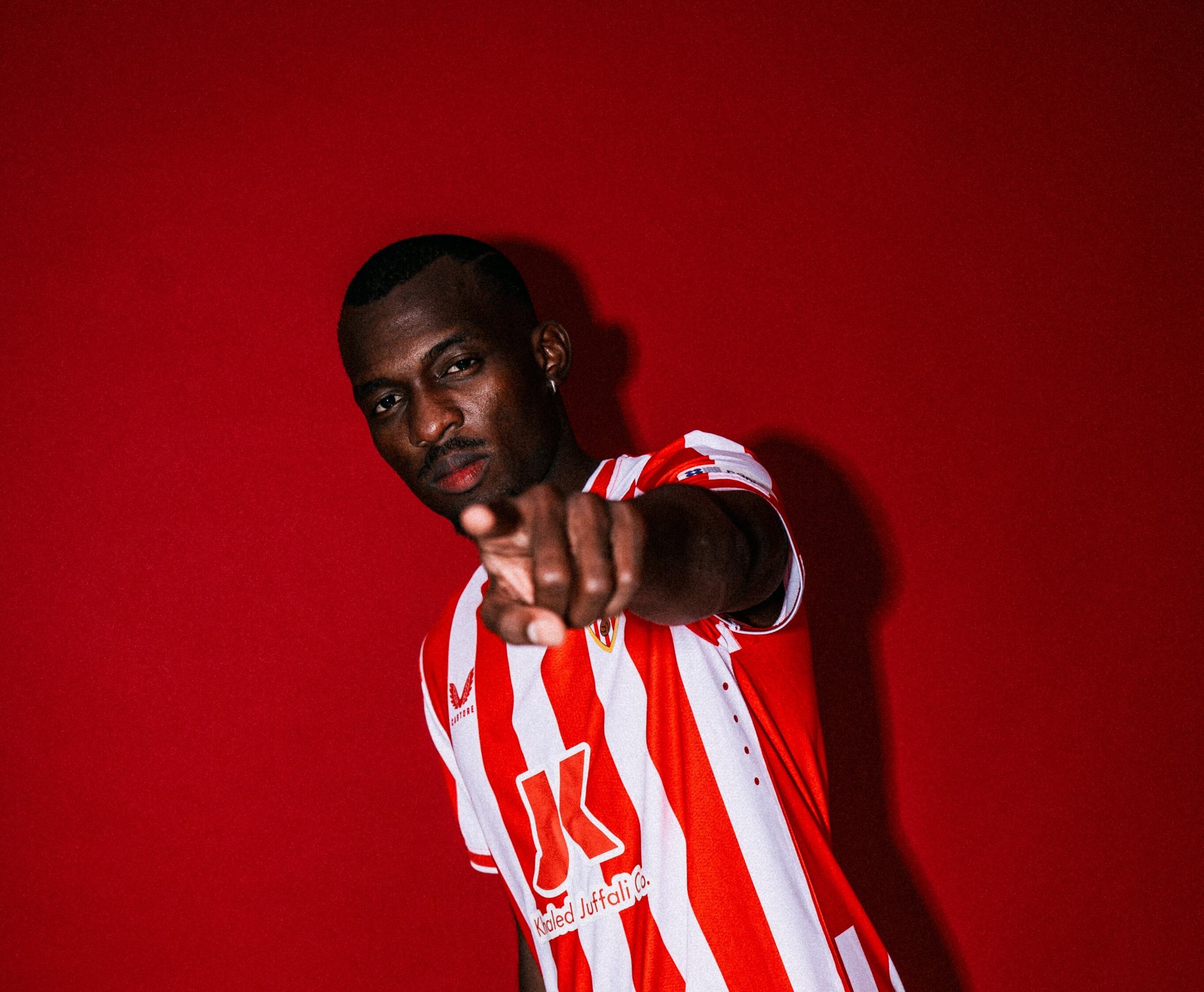 Bruno Langa firmó este jueves y posó con la camiseta rojiblanca.