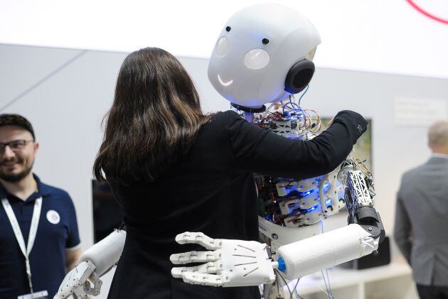 El robot abrazando a una mujer.