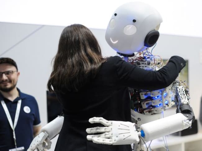 El robot abrazando a una mujer.