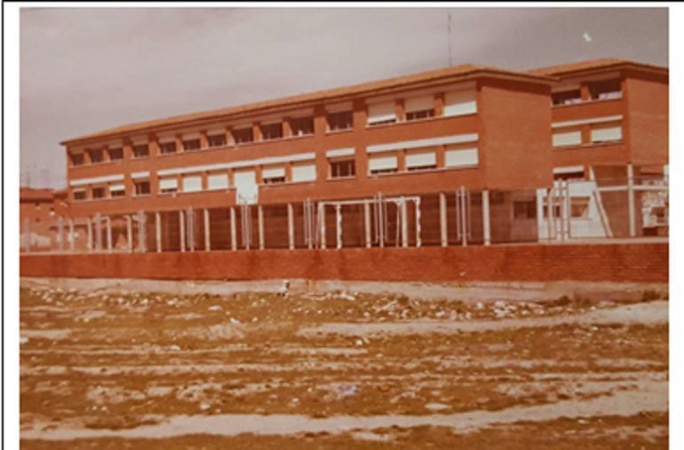 Foto obtenida antes de la ampliación del patio de primaria 