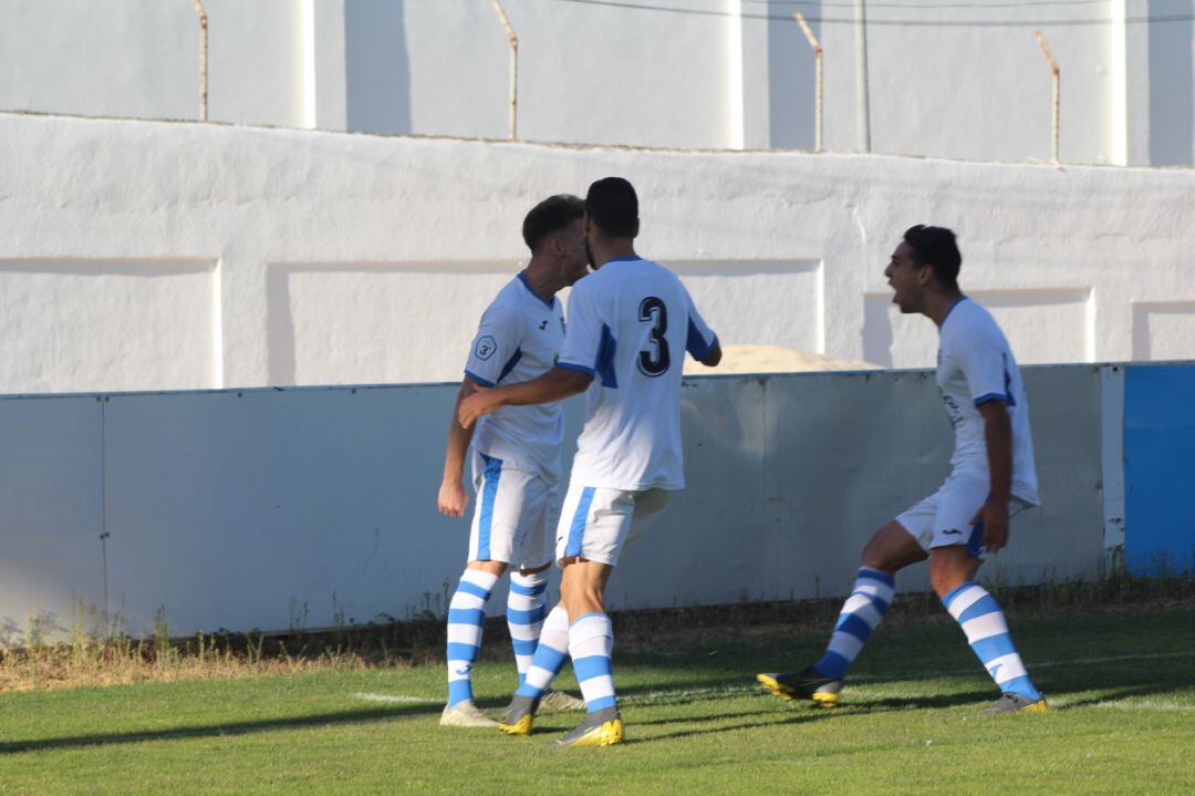  Álvaro Vega felicitado por sus compañeros tras adelantar al Arcos CF