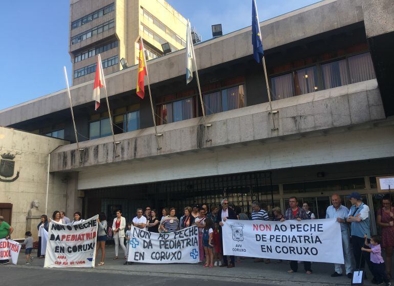 Vecinos de Coruxo protestando ante el Concello de Vigo