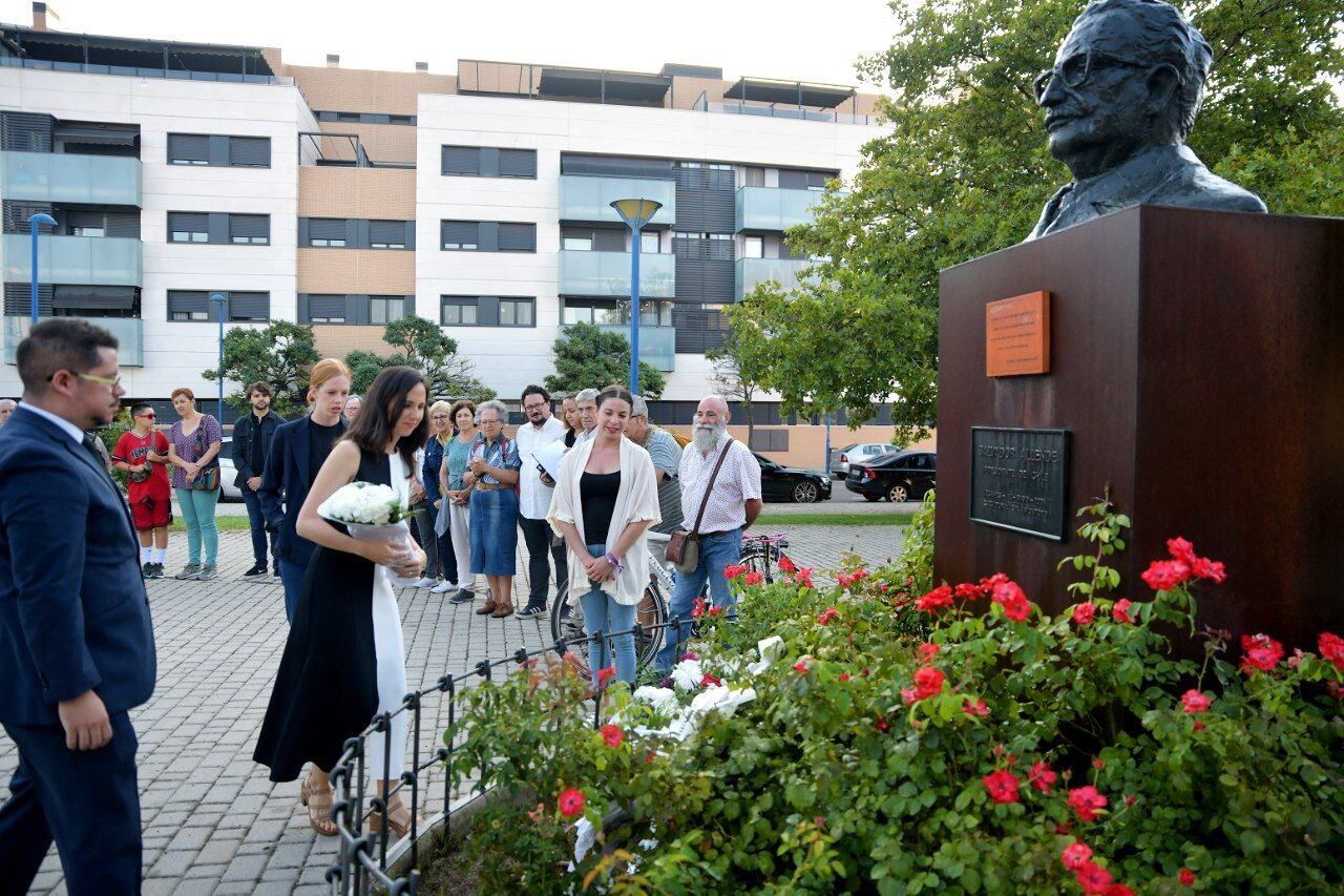 La ministra Belarra ha realizado la ofrenda florar al monumento a Salvador Allende en Leganés