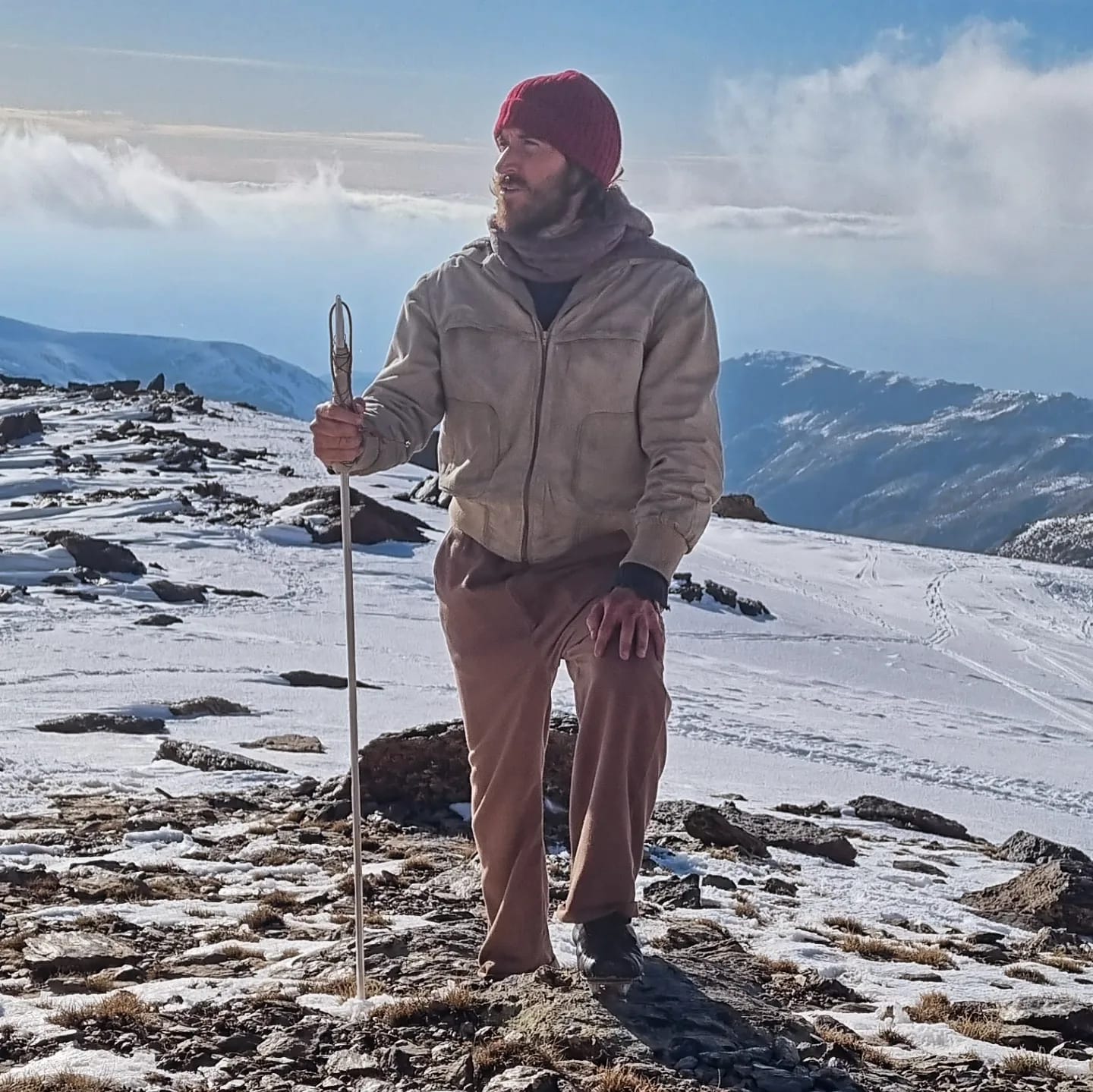 José María Alvarado con el gorro rojo que le regaló tras finalizar el rodaje el actor Agustín Pardella, Nando en &#039;La sociedad de la nieve&#039;.