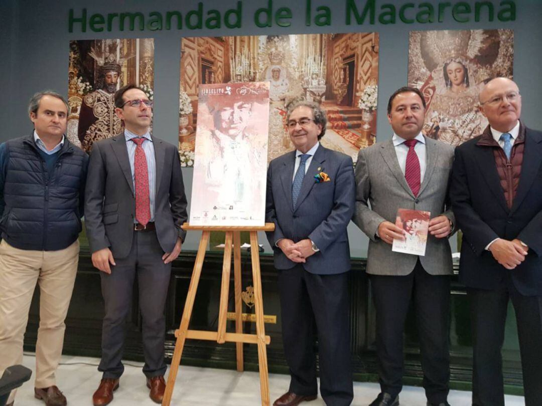 Imagen de archivo del acto de presentación del Año Joselito. De izquierda a derecha, Álvaro Rodríguez del Moral y Juan Carlos Gil, miembros de la comisión del Año Joselito; el hermano mayor de La Macarena, José Antonio Fernández Cabrero; Ricardo Sánchez, delegado del Gobierno de la Junta de Andalucía en Sevilla; e Ignacio Sánchez Mejías, también miembro de la comisión del Año Joselito