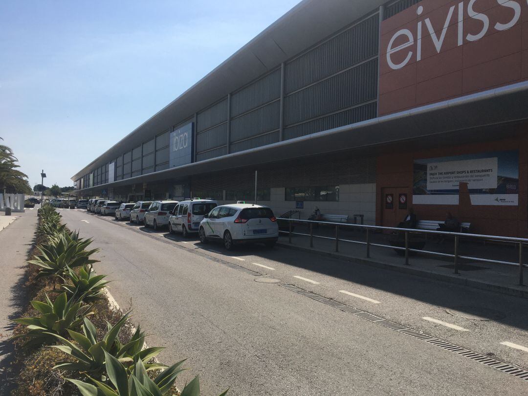 Imagen de archivo de taxis en el Aeropuerto de Ibiza