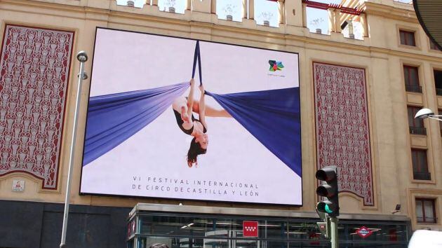 Fachada del cine Callao en Gran Vía, junto a una salida de Metro