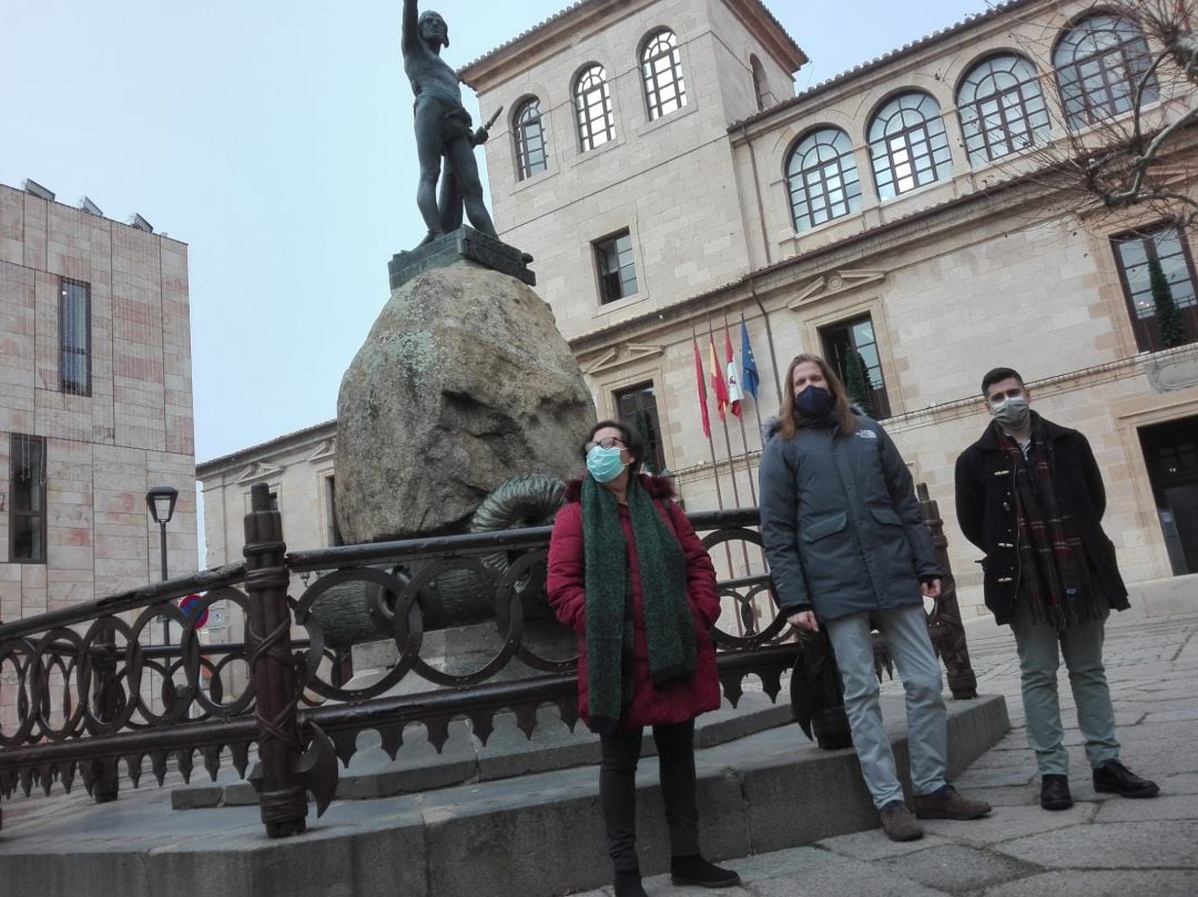 Isabel Reguilón, Pablo Fernández y Juan Manuel Escola en la Plaza de Viriato de la capital