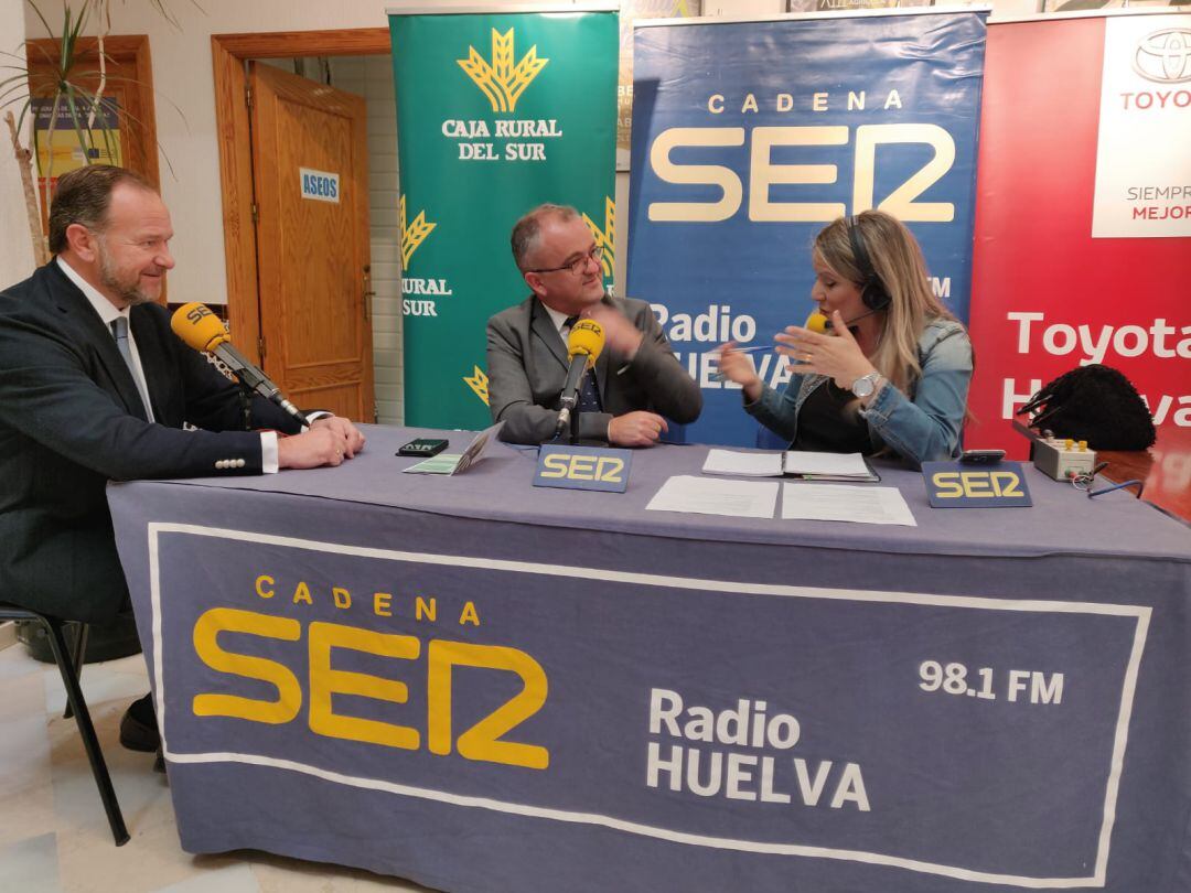 De izquierda a derecha: José Luis García Palacios presidente de la Fundación Caja Rural del Sur y de la FOE, Diego Lorenzo Becerril alcalde de Beas y Ana Gil periodista