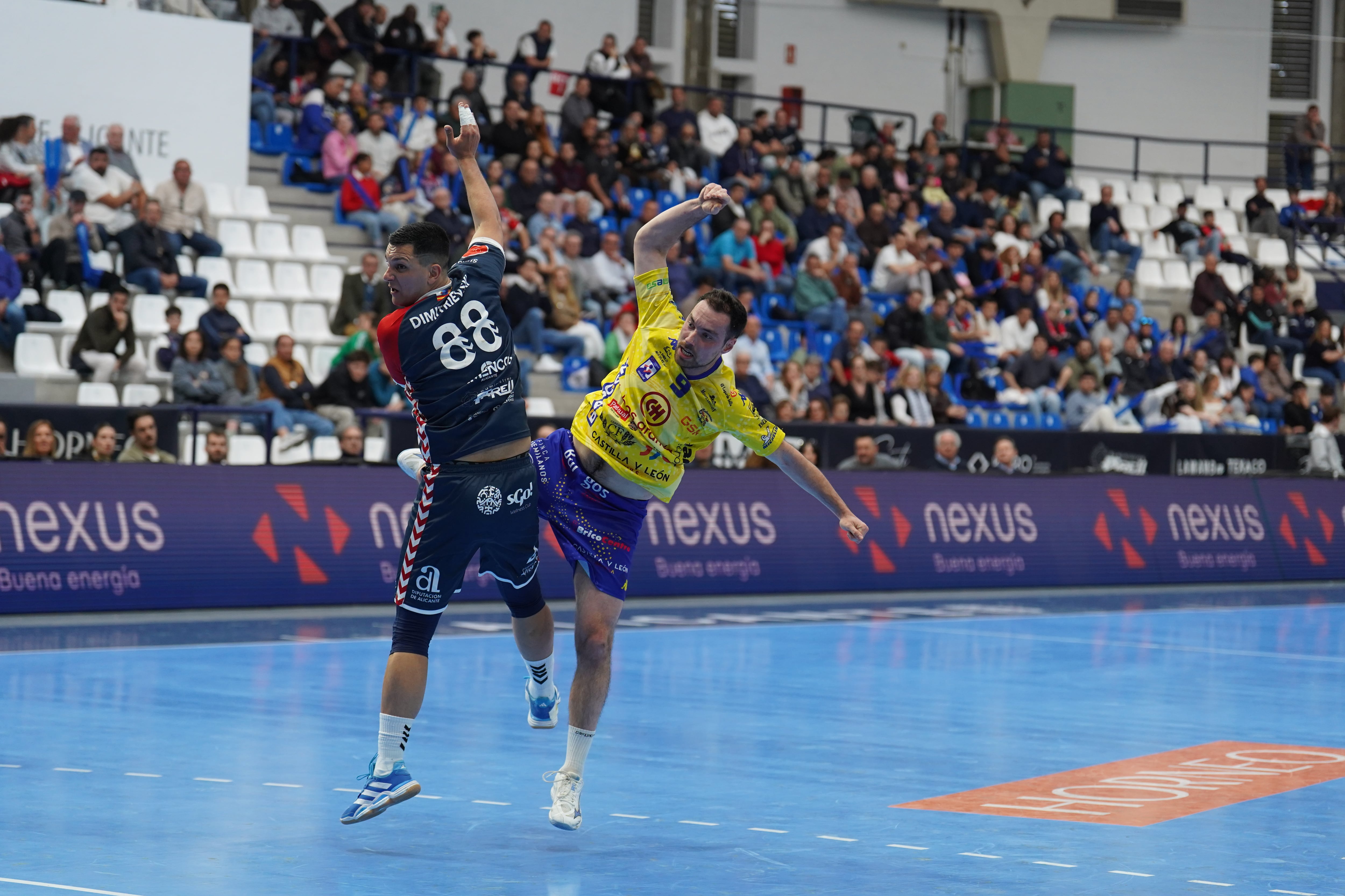 Pinillos, en un intento de lanzamiento en el duelo ante Alicante