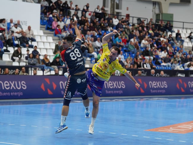 Pinillos, en un intento de lanzamiento en el duelo ante Alicante