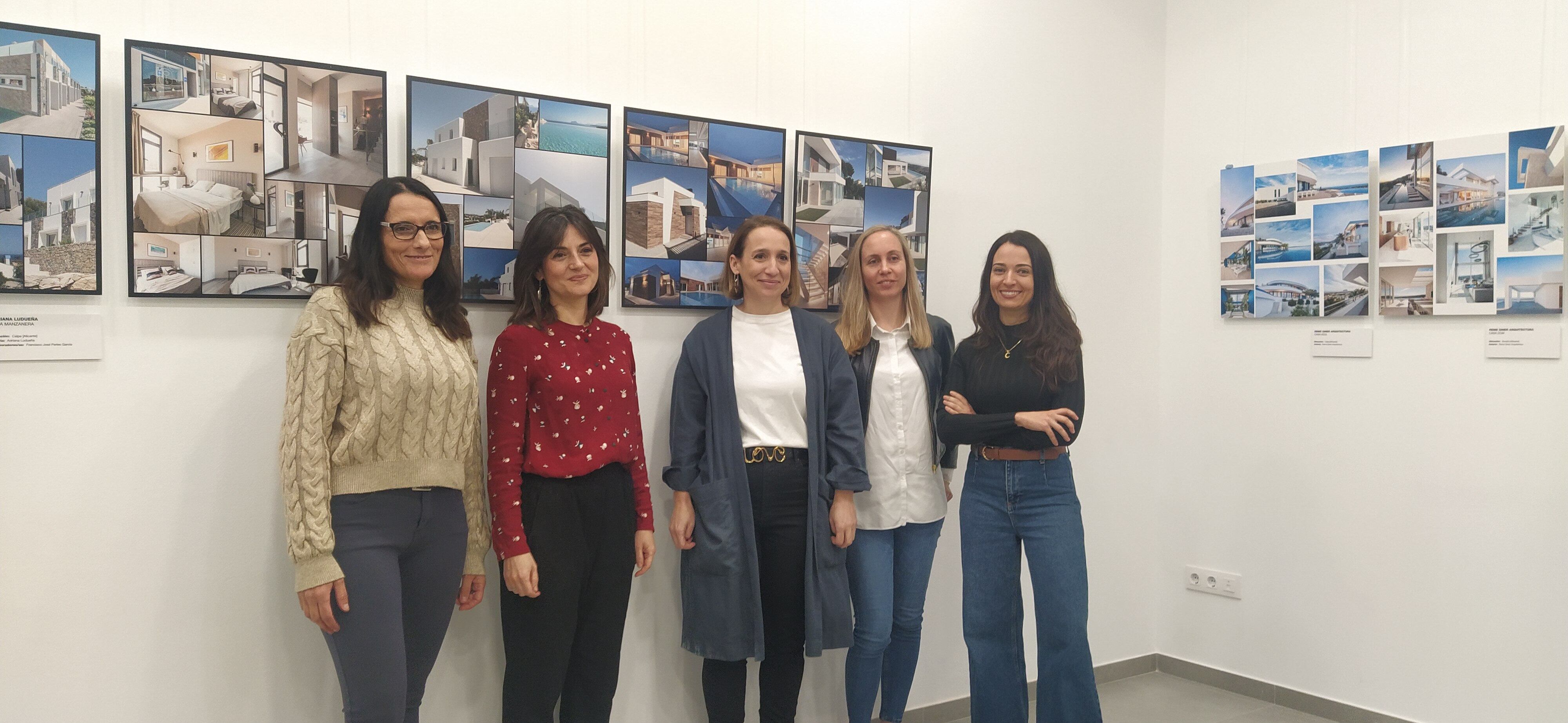 Cinco de las seis arquitectas de la exposición &quot;Mujeres arquitectas&quot; en Dénia.