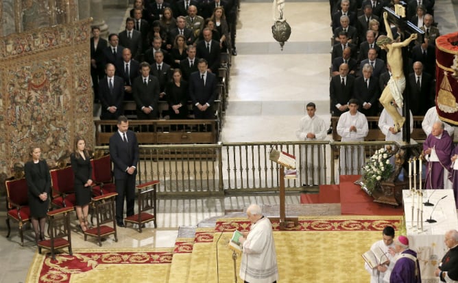 La homilía está teniendo lugar en la catedral de Santigo de Compostela y está presidida por los príncipes de Asturias y la infanta Elena