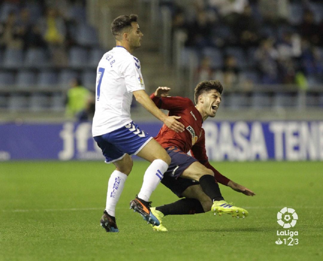 El navarro Isma López bigoleador clave en la remontada del Tenerife ante Nacho Vidal en una acción de partido 