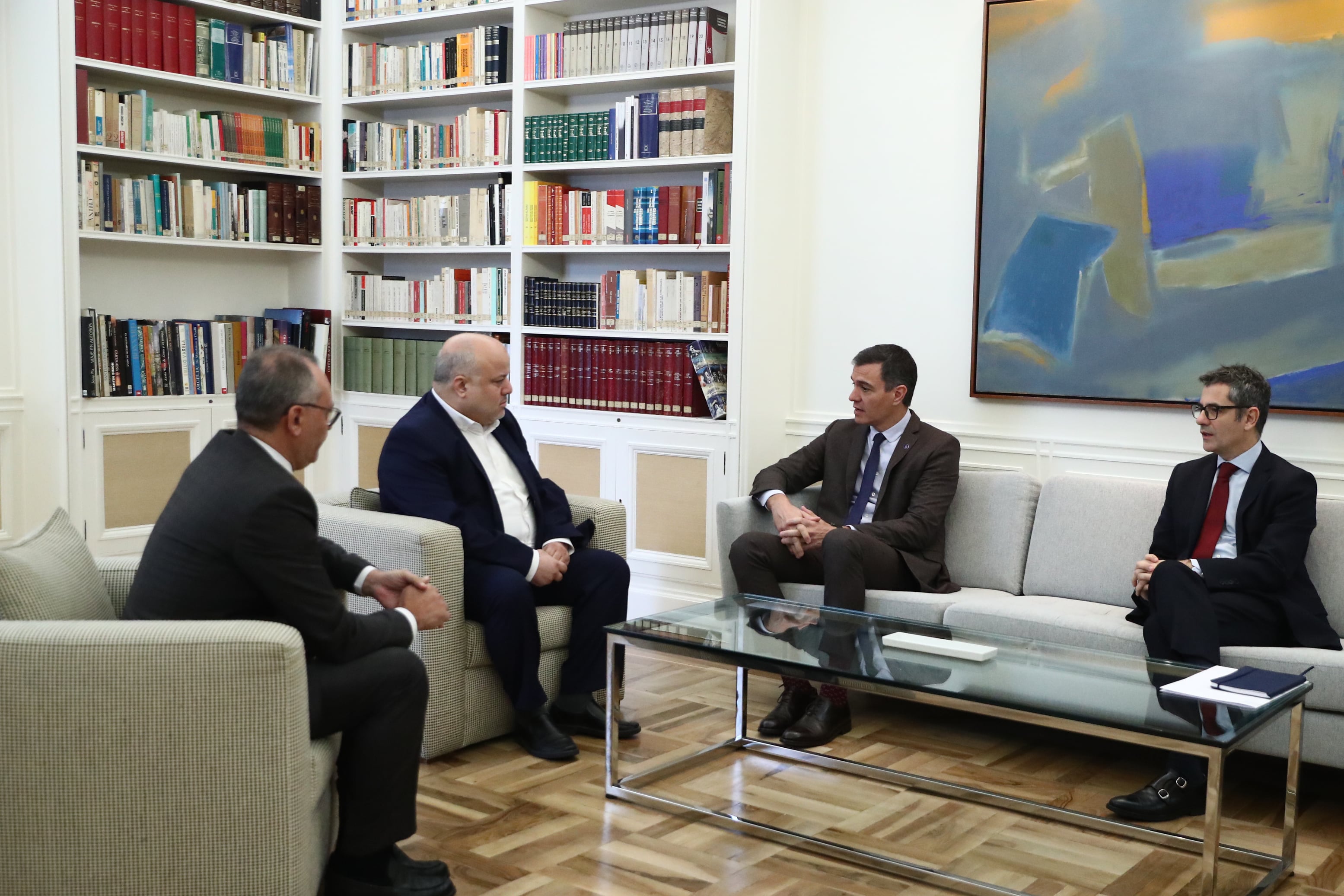 El presidente del Gobierno, Pedro Sánchez, y el ministro de la Presidencia, Félix Bolaños, durante su reunión en la Moncloa con representantes de la comunidad musulmana.