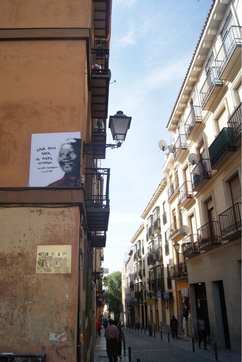 Los vecinos del barrio han puesto la imagen del líder sudafricano junto a una de sus míticas citas para protestar por la actuación policial del pasado domingo en la que un agente llegó a disparar dos tiros al aire durante la detención de un mantero. La fo