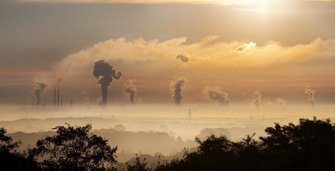 La emision de gases contaminantes, una de las grandes causas del cambio climatico.