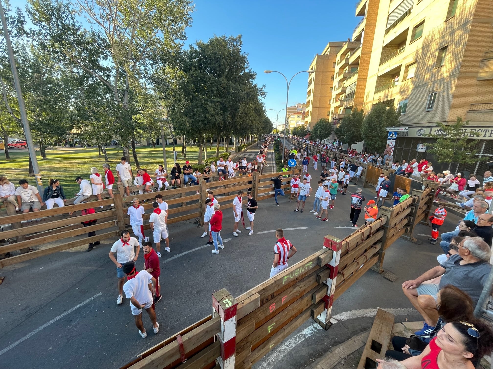 Parte del recorrido del encierro de Fiestas de Tudela, con los mozos preparados para correr