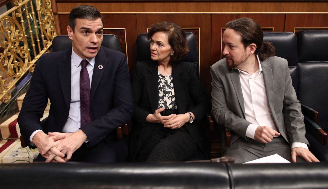 El presidente del Gobierno, Pedro Sánchez; la vicepresidenta primera del Gobierno, Carmen Calvo; y el vicepresidente segundo y ministro de Derechos Sociales y Agenda 2030, Pablo Iglesias