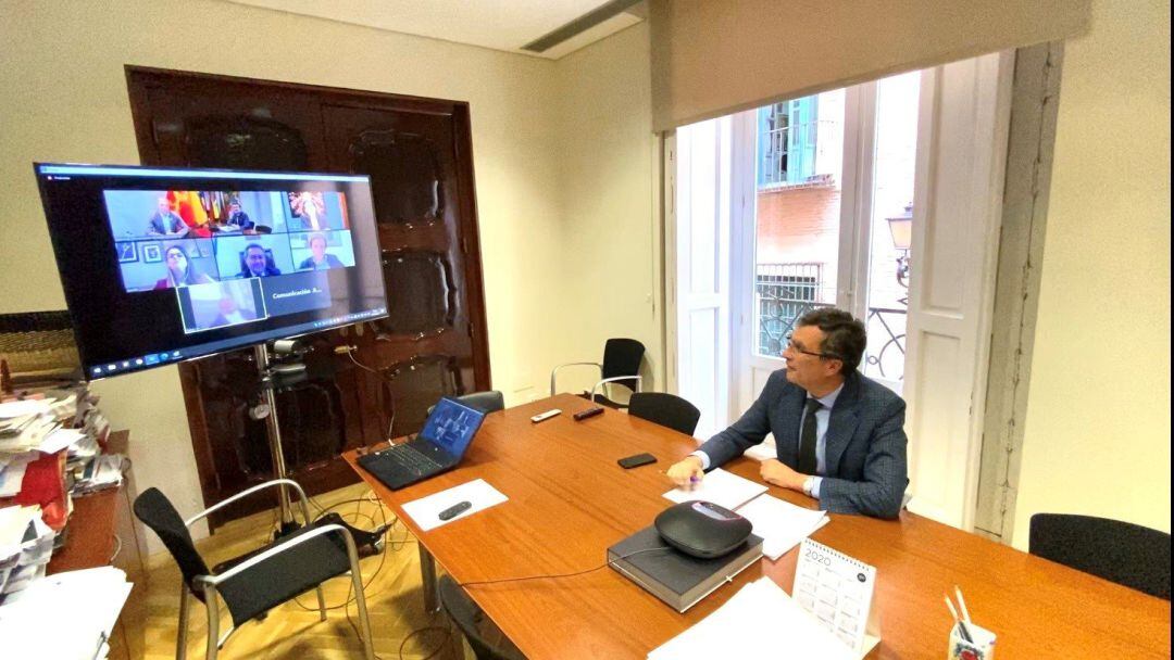 El alcalde de Murcia, José Ballesta, participa en la videoconferencia fundacional del C-7, el grupo formado por las siete ciudades más grandes de España