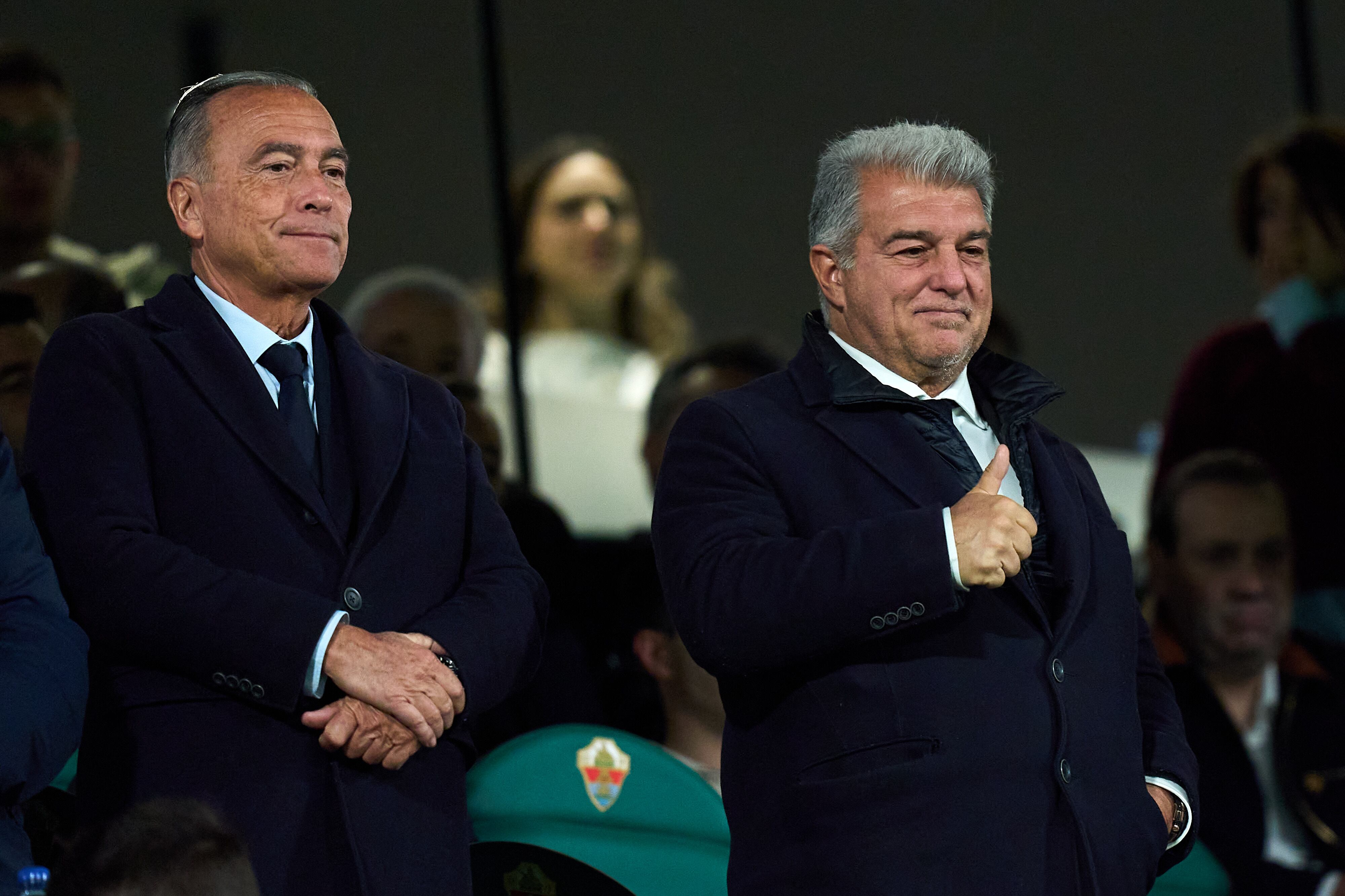Joan Laporta y Rafa Yuste en la grada del Martínez Valero