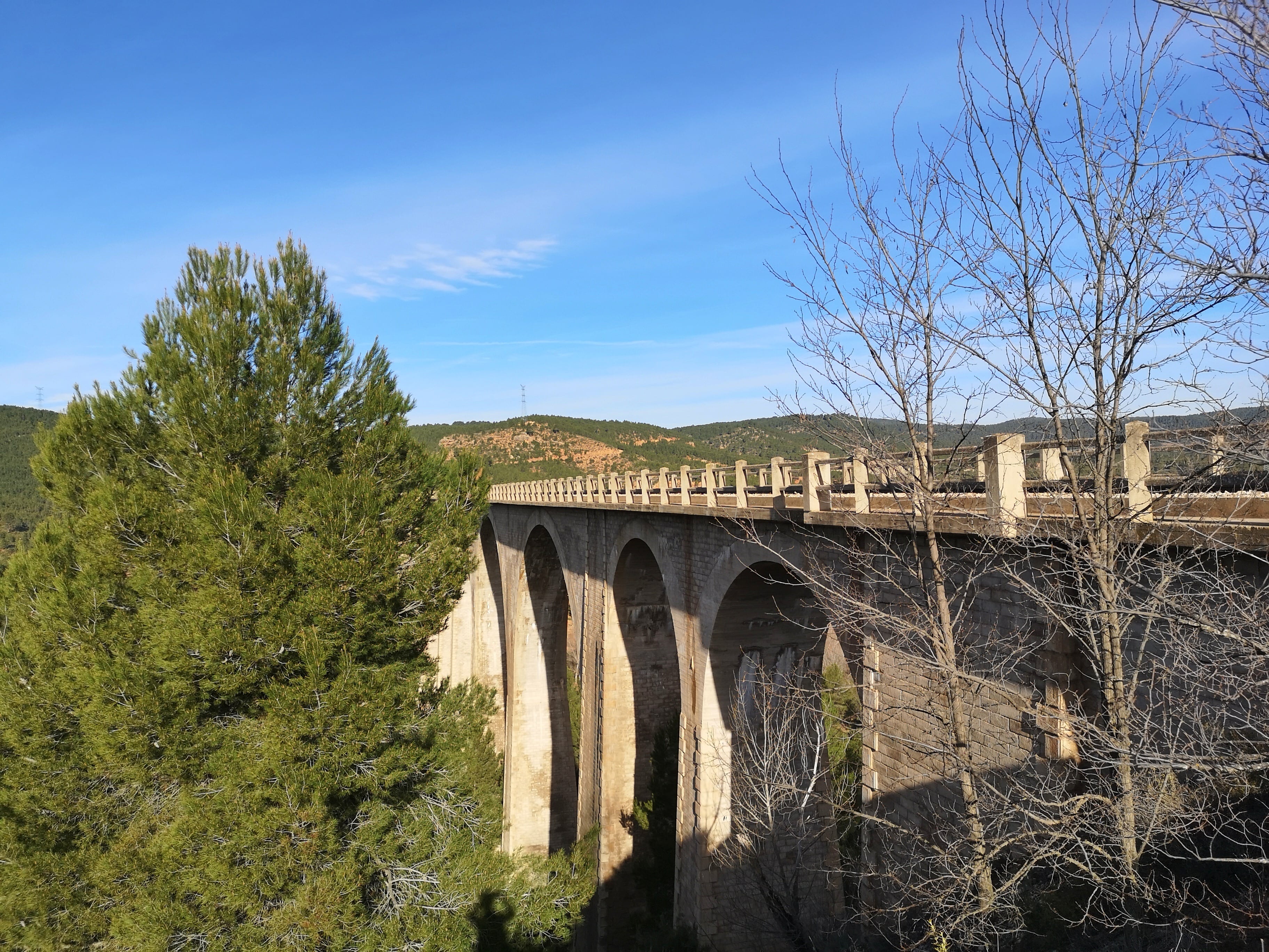 Viaducto sobre el río Narboneta en el tramo del tren entre Cuenca y Utiel.