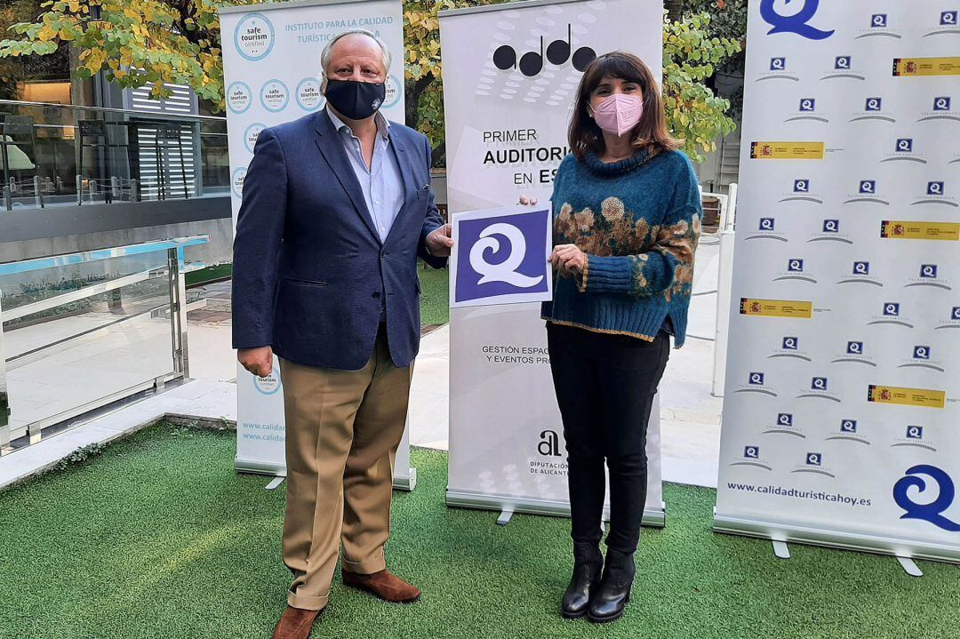 Julia Parra, junto al presidente del ICTE, Miguel Mirones, en el Hotel Meliá Castilla de Madrid