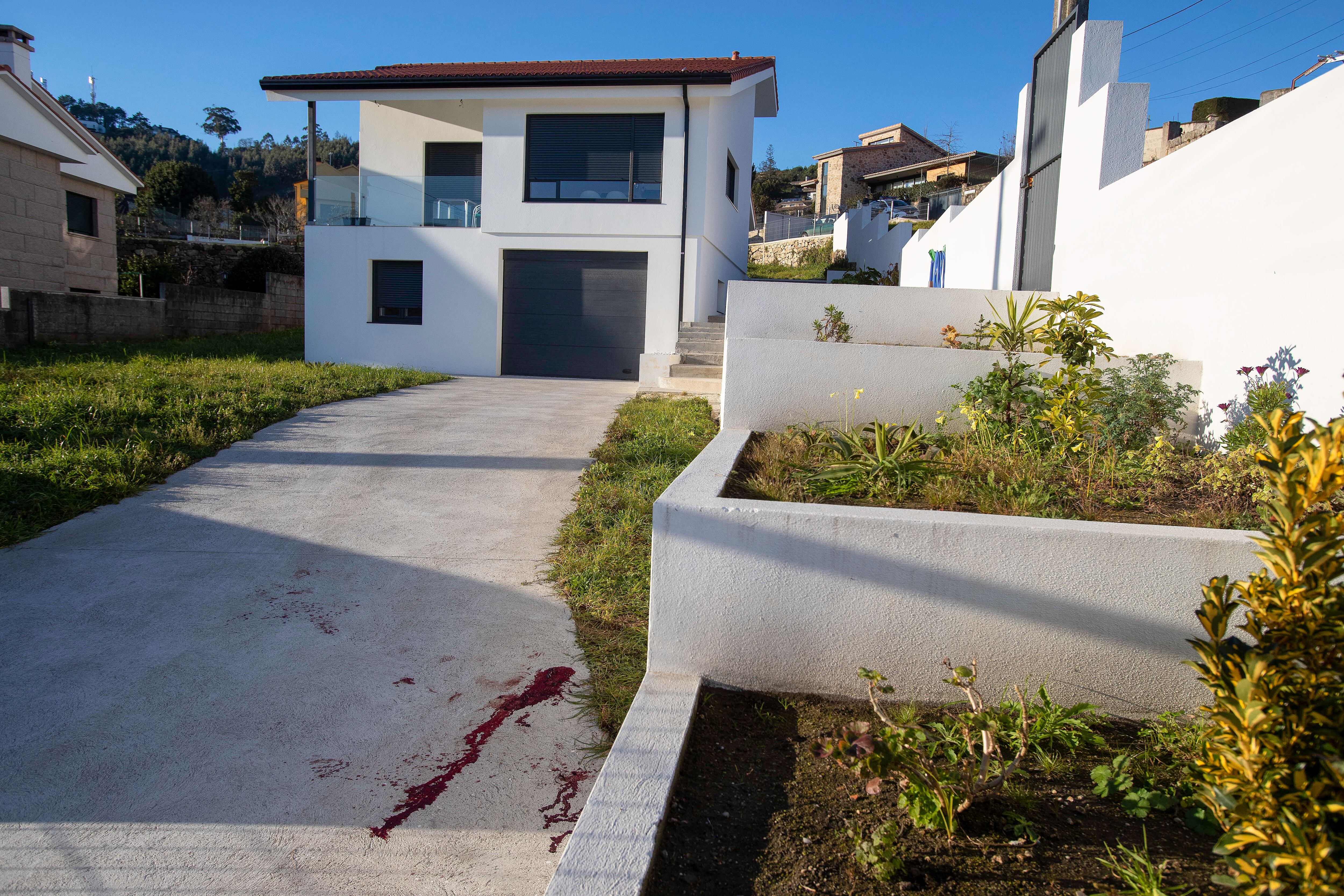 BAIONA (PONTEVEDRA), 06/02/2023.- Restos de sangre a las puertas de la vivienda del barrio residencial de Percibilleira, en la villa de Baiona, donde una mujer de 47 años ha sido hallada muerta la pasada noche con un fuerte golpe en la cabeza. EFE/Salvador Sas
