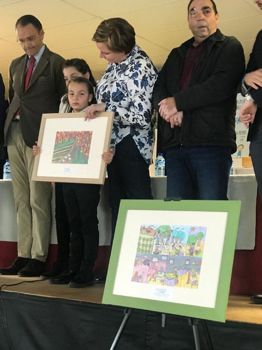 La niña de Paredes de Nava (Palencia), ganadora de un segundo premio en un certamen nacional de pintura en el que han participado miles de niños