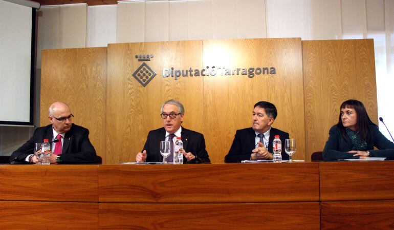 El president de la MADE, Jordi Jardí; el president de la Diputació de Tarragona, Josep Poblet; el rector de la URV, Josep Anton Ferré, i la directora de la Càtedra, Maria Llop, durant la presentació al Palau de la Diputació.