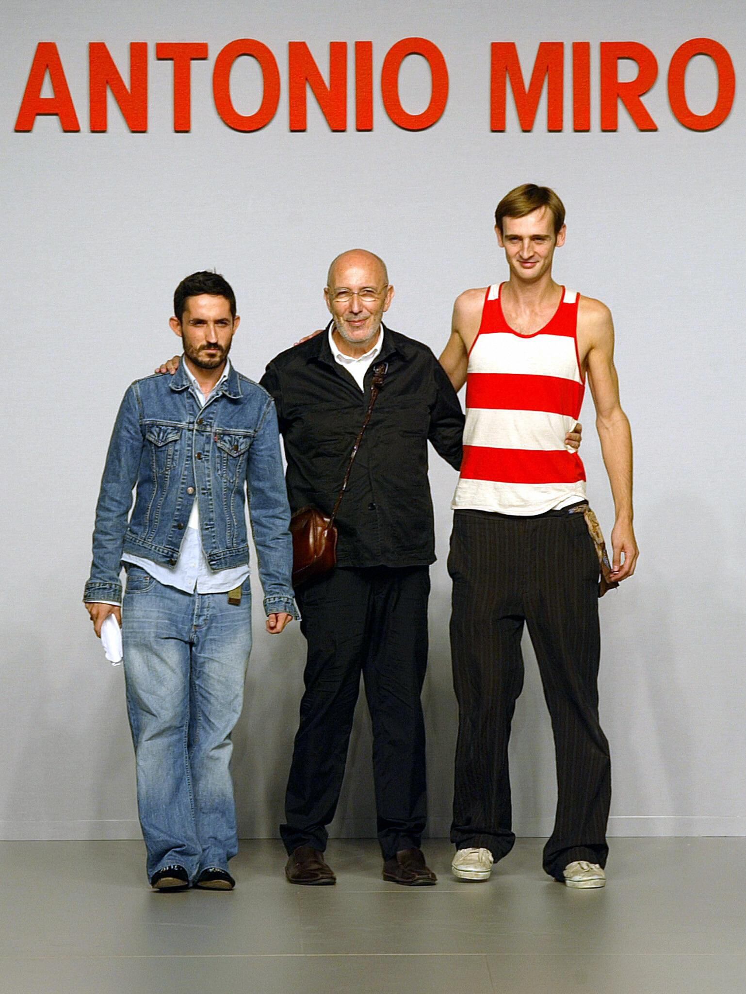 Antonio Miró posa con modelos en la Pasarela Gaudí en septiembre de 2003