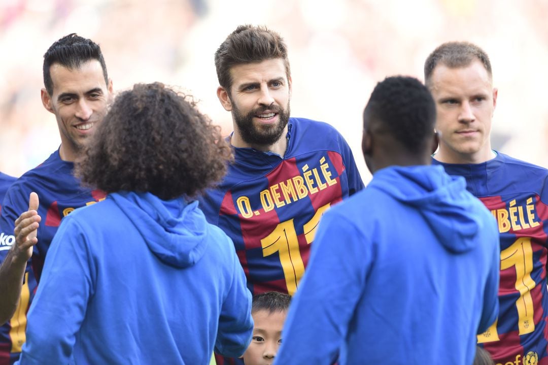 Gerard Piqué, antes del partido frente al Getafe, mostrando su apoyo a Dembélé con la camiseta del francés con el dorsal en el pecho