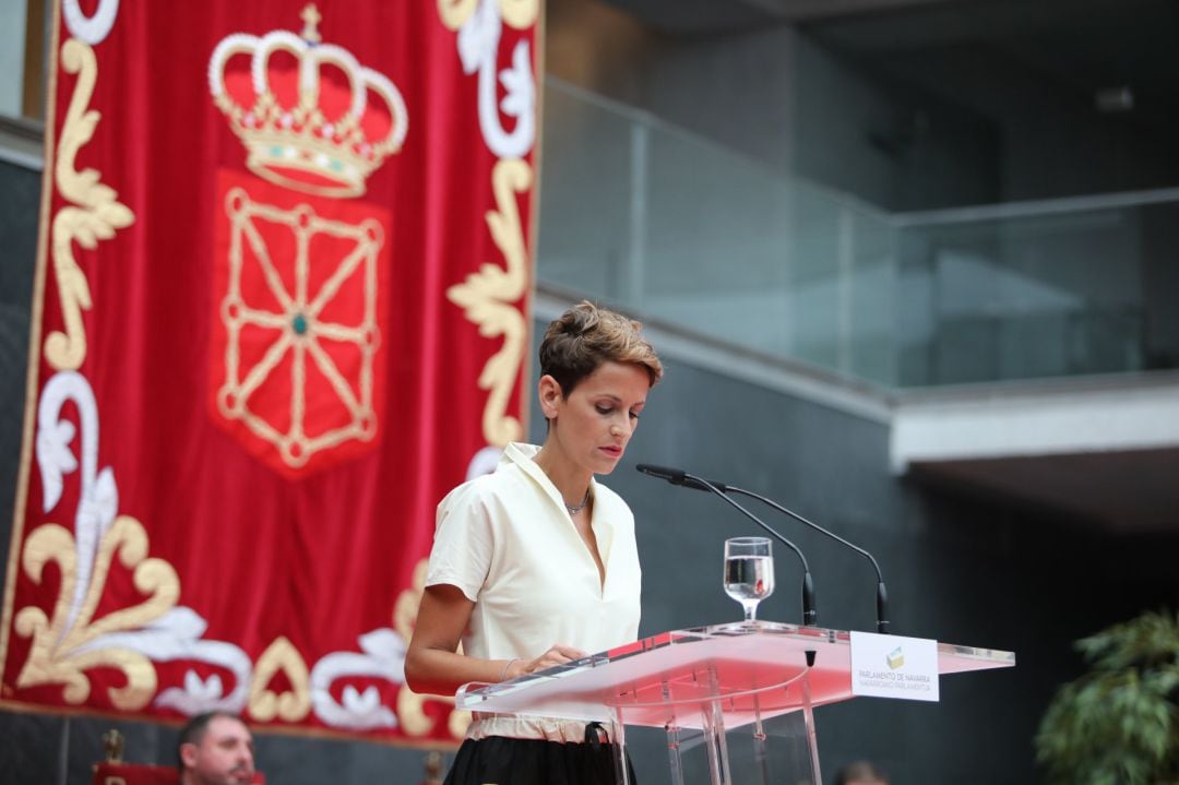 La secretaria general del PSN y nueva presidenta de Navarra, María Chivite, durante su discurso de toma de posesión del cargo en el Parlamento de Navarra.