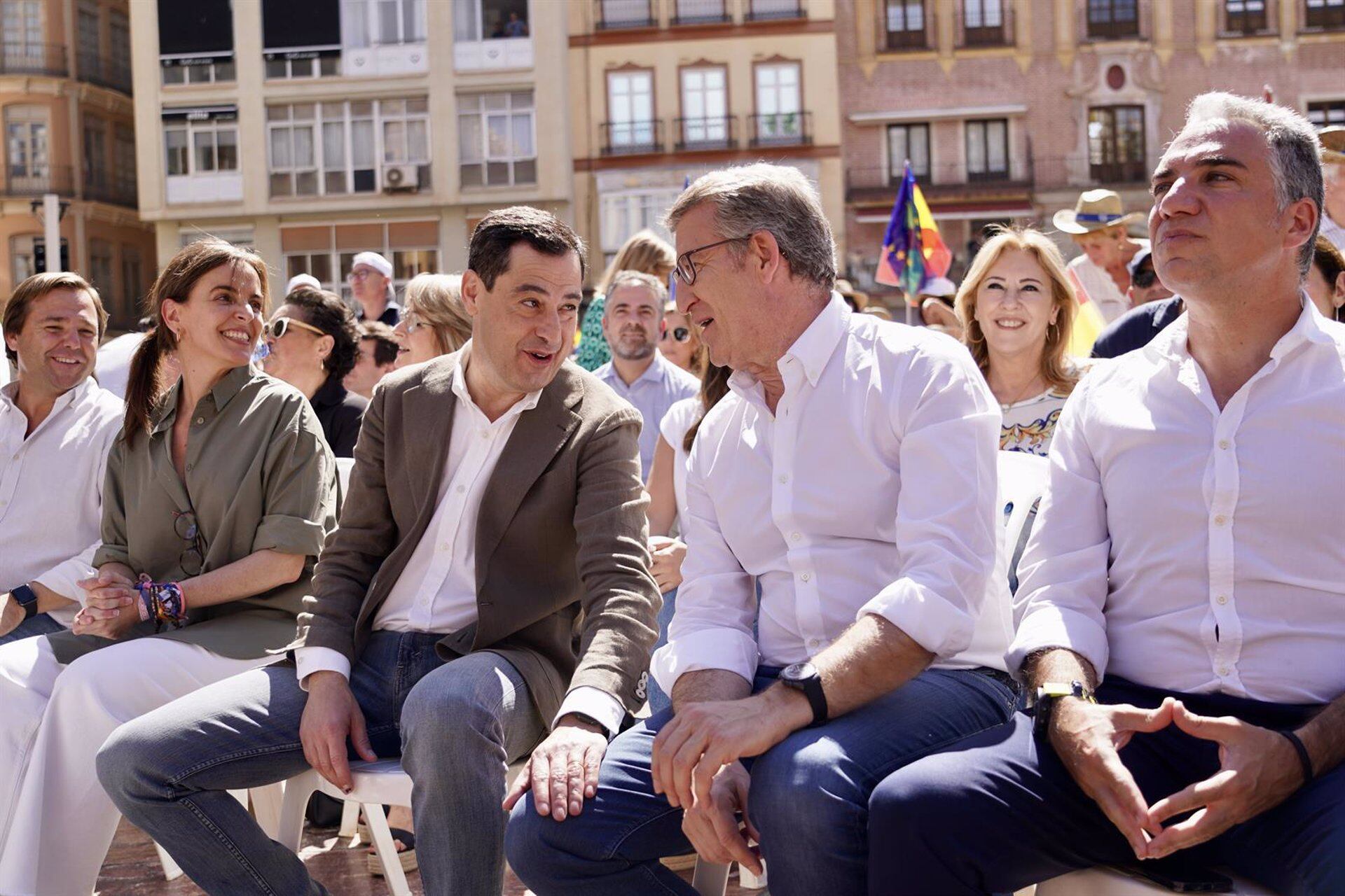El presidente del PP autonómico y de la Junta de Andalucía (izquierda), Juanma Moreno; el presidente del Partido Popular (centro), Alberto Núñez Feijóo, y el coordinador general del Partido Popular, Elías Bendodo, (derecha), en Málaga