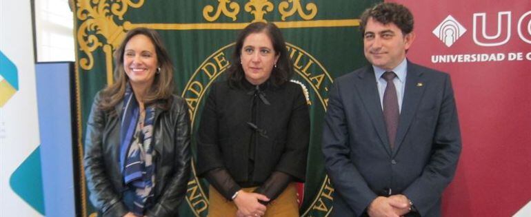 Ana López Casero (Fundación Caja Rural CLM), Fátima Guadamillas (UCLM) y el director de Relaciones Institucionales de la entidad, Miguel Ángel Escalante