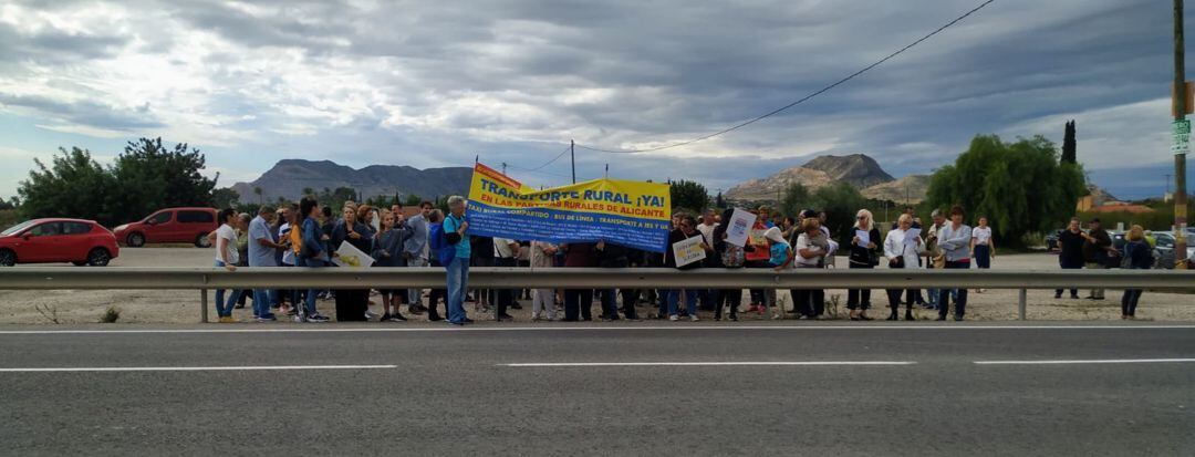 Concentración de este domingo en El Moralet por un transporte rural