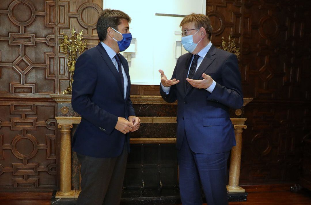 El president de la Generalitat Valenciana, Ximo Puig (a la dcha.) recibe en el Palau de la Generalitat al presidente del PP de la Comunitat Valenciana, Carlos Mazón