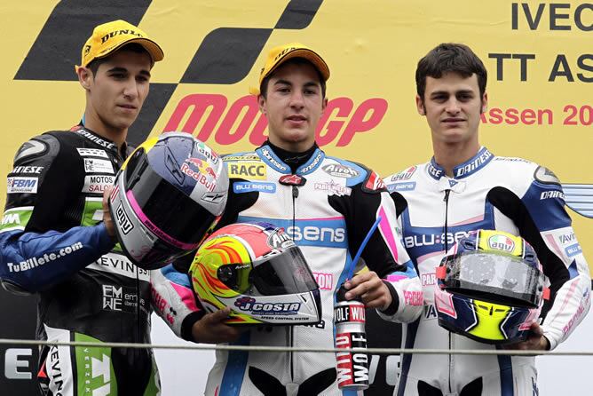 El piloto español de Aprilia Maverick Viñales (en el centro), ganador de la carrera, posa en el podio junto a sus compatriotas Luis Salom (derecha) y Sergio Gadea (izquierda), tras disputar el Gran Premio de Holanda de 125 c.c., en el circuito de Assen (H