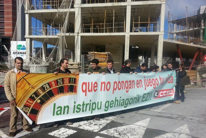 Miembros de CC.OO. se concentran frente a la obra donde ocurrió el accidente laboral que acabó con un muerto y dos heridos.