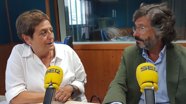 María Jesús Cedrún y Antonio Gómez durante la tertulia de La Ventana de Cantabria 