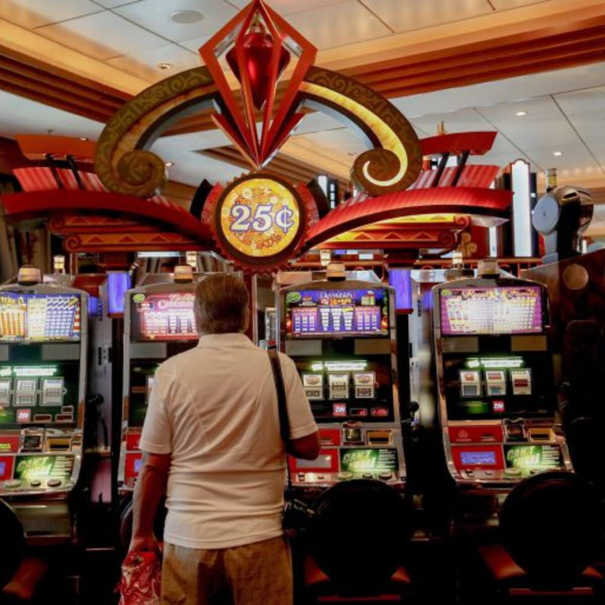 "Es más fácil rehabilitarse de la cocaína que de la adicción al juego": Paco Rabadán presenta en Cartagena su novela sobre la ludopatía, 'Cinco Euros'