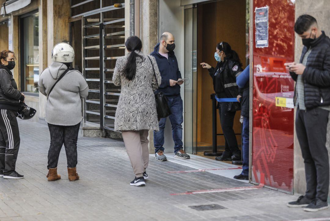 Varias personas con cita previa esperan para entrar en una oficina del SEPE (imagen de archivo)