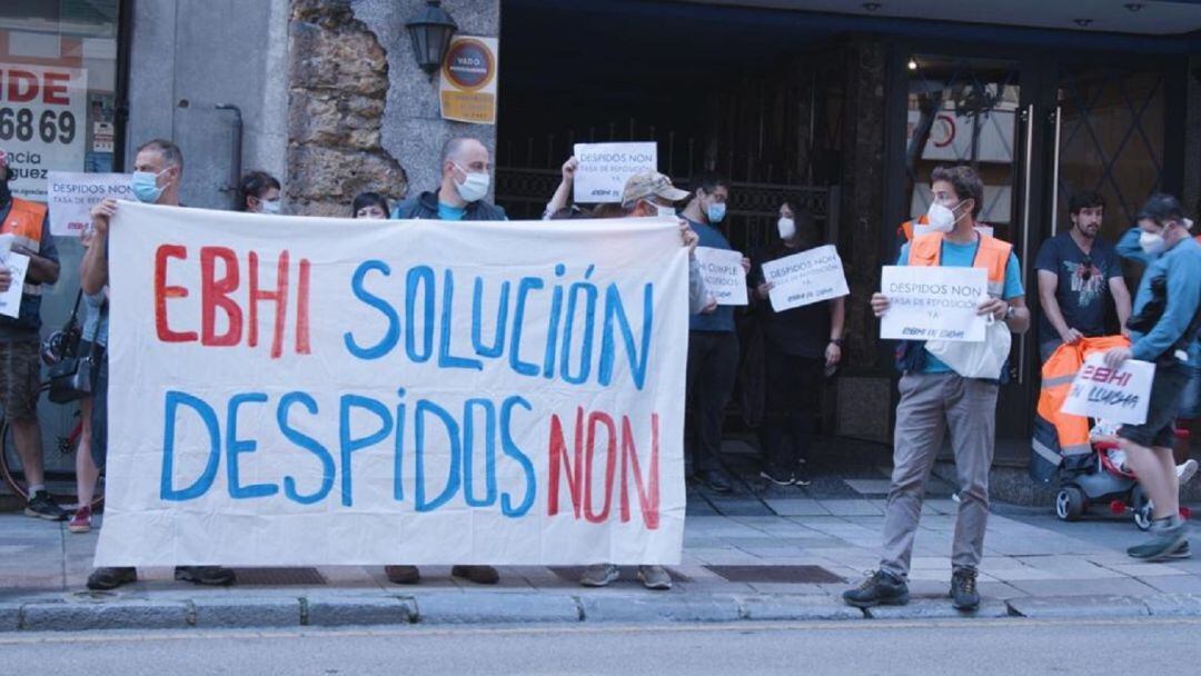 Trabajadores de la EBHI durante una protesta a la entrada del SASEC.