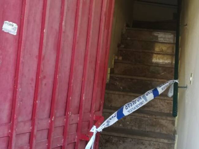 Acceso al local incendiado en Elda