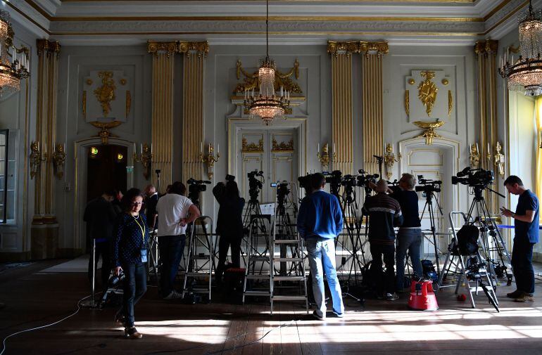 Periodistas y fotógrafos esperan el anuncio del Nobel de Literatura en la Academia Sueca