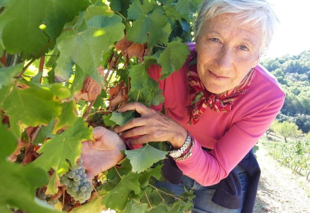 Detrás de los vinos del Somontano también hay mujeres como Mercedes Pueyo, quien un día decidió volver a su pueblo para dedicarse a la viticultura, estar más cerca de su familia y, de paso, luchar contra la despoblación.